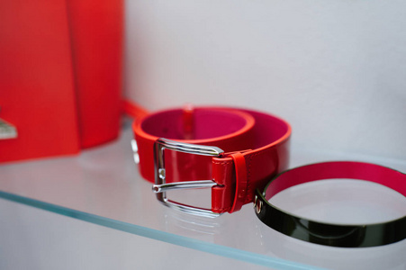 璀璨與質(zhì)感 探尋大型翡翠黃金戒指與皮革制品的視覺(jué)碰撞